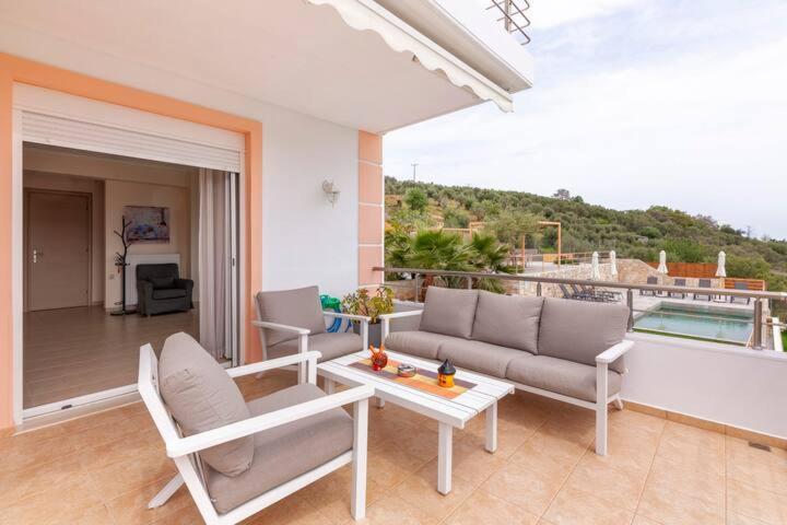 Villa Oasis Galatás المظهر الخارجي الصورة